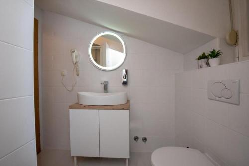 Kúpeľňa v ubytovaní Apartment in Trogir with sea view, balcony, air conditioning, Wi-Fi (4786-2)