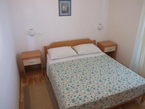 a small bedroom with a bed and two night stands at Villa Mandina in Sevid