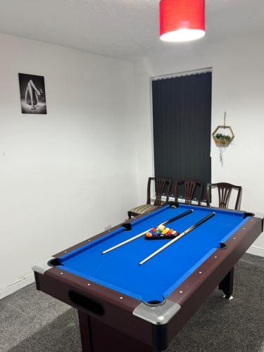 a ping pong table in a room with a pool at Premium Cozzy Corner in Leicester