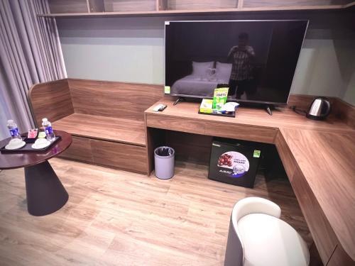 a room with a flat screen tv and a table and a table sidx sidx sidx at Ocean Park Homestay in HÆ°ng YÃªn