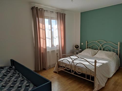 une chambre avec un lit et une fenêtre dans l'établissement La mini ferme avec piscine, à Mailhoc