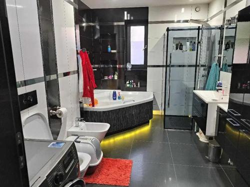 y baño con 2 aseos, bañera y lavamanos. en Dom na Złotnikach, en Skorka