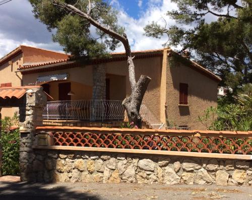 une maison avec une fontaine en face de celle-ci dans l'établissement Les Embruns Maison Appartement, à Saint-Mandrier-sur-Mer