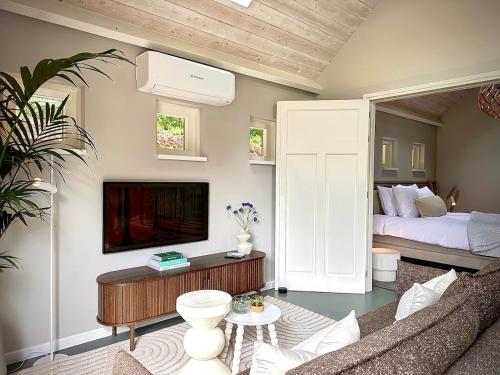 a living room with a couch and a bed at Wilde Gist Guesthouse in Sint Agatha