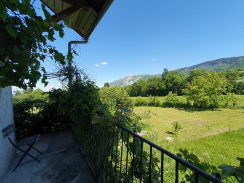 内顿斯Séjour paisible près de Genève的享有田野和山脉美景的阳台。