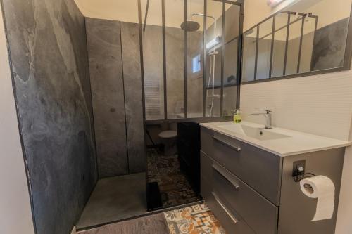 Bilik mandi di Parthenay Centre-Ville - Maison avec 1 chambre