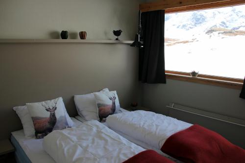 a bed with chickens on pillows in a bedroom at Jotunheimen Fjellstue in Boverdalen