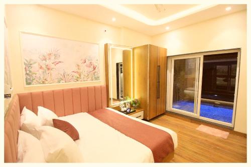 Postel nebo postele na pokoji v ubytování HOTEL Y S V I Near Sea Beach And Jagannath Temple - Free Wifi- Lift and Parking Facilities - Fully Air Conditioning Room & Luxuary Rooms - A Top Rated Hotel In Puri