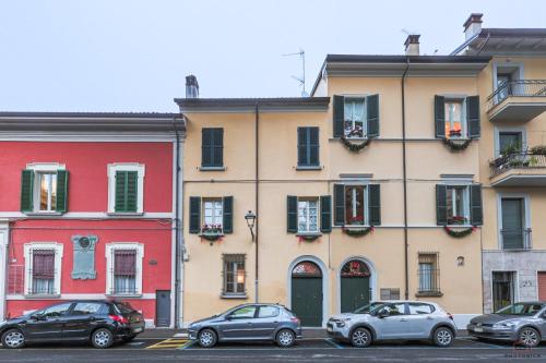 イモラにあるLa Dolce Imola-Bilocale in centro storicoの建物前に停車する車集団
