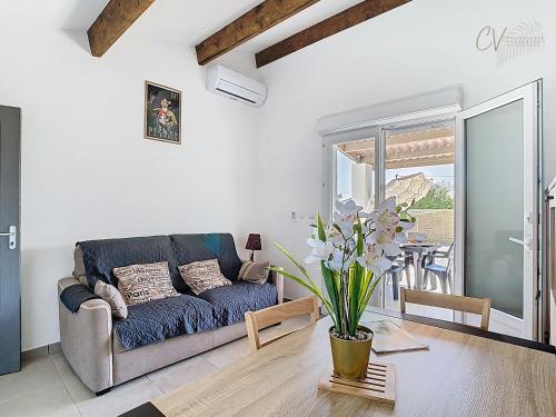 un salon avec un canapé et une table dans l'établissement Maison La Corsica - Vias Village, à Vias