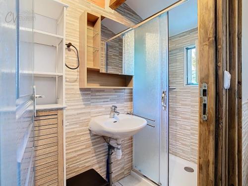 une salle de bain avec un lavabo et une douche dans l'établissement Maison La Corsica - Vias Village, à Vias