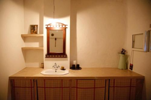 une salle de bain avec un lavabo et un miroir dans l'établissement La Meillerie, cozy villagehouse, à Sanilhac-et-Sagriès