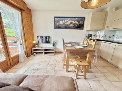 un salon avec une table et une cuisine dans l'établissement Appartement 2 pièces cabine à Praz-sur-Arly - 6 personnes avec parking - FR-1-603-10, à Praz-sur-Arly