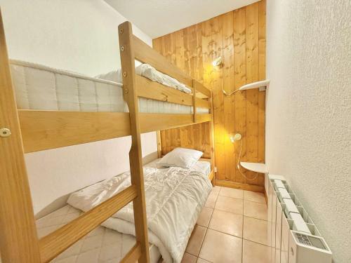 Cette petite chambre comprend des lits superposés. dans l'établissement Appartement 2 pièces cabine à Praz-sur-Arly - 6 personnes avec parking - FR-1-603-10, à Praz-sur-Arly