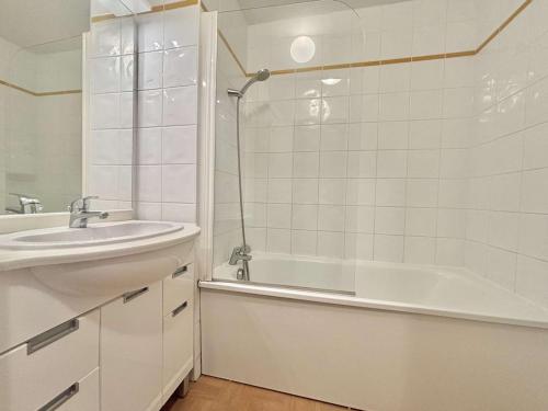 une salle de bain avec un lavabo, une baignoire et une douche dans l'établissement Appartement 6 pers. à Flumet avec piscine, parking et animaux admis - FR-1-603-114, à Flumet
