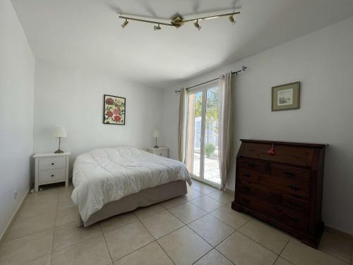 une chambre avec un lit, une commode et une fenêtre dans l'établissement Villa 11 Pers à Vallon-Pont-d'Arc - Piscine Privée, 5 Ch, Jardin, Proche Centre - FR-1-382-213, à Vallon-Pont-dʼArc