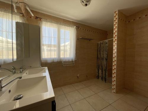 La grande salle de bains est pourvue d'un lavabo et d'une douche. dans l'établissement Villa 11 Pers à Vallon-Pont-d'Arc - Piscine Privée, 5 Ch, Jardin, Proche Centre - FR-1-382-213, à Vallon-Pont-dʼArc