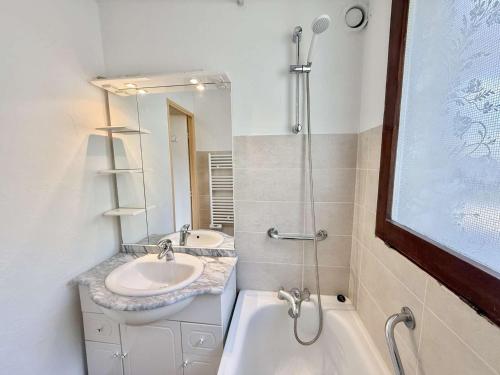 La salle de bains est pourvue de 2 lavabos, d'une douche et d'une baignoire. dans l'établissement 3 pièces avec terrasse et parking à Praz-Sur-Arly - 900m des pistes - FR-1-603-109, à Praz-sur-Arly