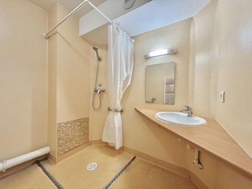 une salle de bain avec un lavabo et une douche dans l'établissement Appartement 3 pièces à Flumet - 6 pers, Piscine, Parking - FR-1-603-115, à Flumet