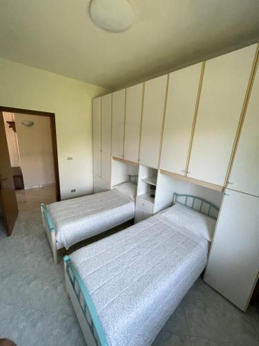 a room with two beds and a cabinet at Country House la Quercia in Mogliano Veneto