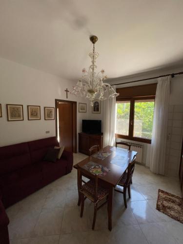a living room with a table and a couch at Country House la Quercia in Mogliano Veneto