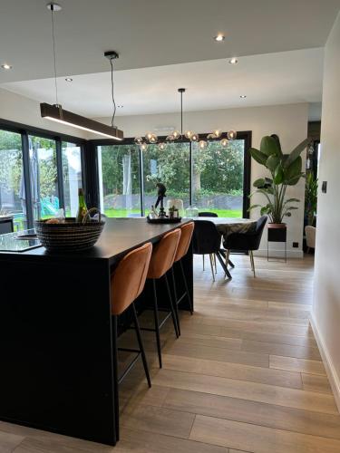 une cuisine et une salle à manger avec une table et des chaises dans l'établissement La casa Gina, à Gouesnach