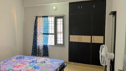 Ένα ή περισσότερα κρεβάτια σε δωμάτιο στο 2bhk Opulent Oasis 205