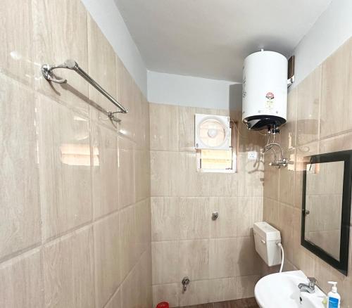 Ένα μπάνιο στο 2bhk Opulent Oasis 205