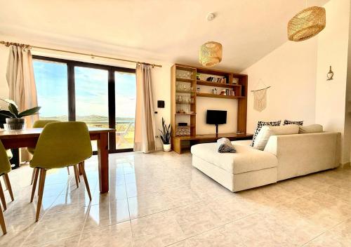 Φωτογραφία από το άλμπουμ του Pgs Immobiliare srls Bellavista Maria Attico con vista mare e parcheggio privato La Maddalena σε La Maddalena