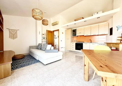 Φωτογραφία από το άλμπουμ του Pgs Immobiliare srls Bellavista Maria Attico con vista mare e parcheggio privato La Maddalena σε La Maddalena