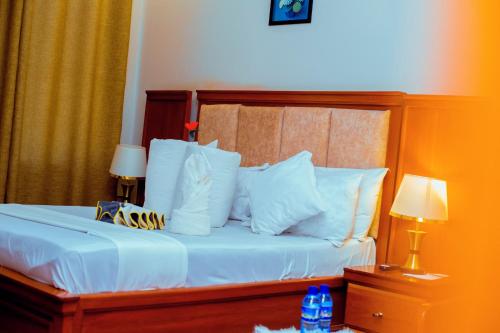 Ένα ή περισσότερα κρεβάτια σε δωμάτιο στο NILLA HOTEL Chunya