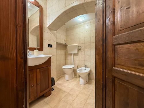 a bathroom with a toilet and a sink and a mirror at Casa Caminari in Grottaglie