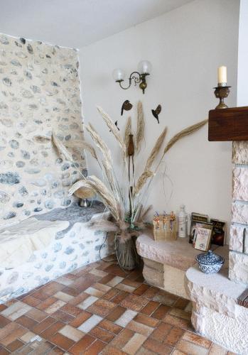 une chambre avec un lit et une cheminée dans l'établissement Gîte Ballantims Domaine de L'Annonciade, à Les Mées