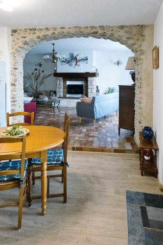 un salon avec une table et un canapé dans l'établissement Gîte Ballantims Domaine de L'Annonciade, à Les Mées