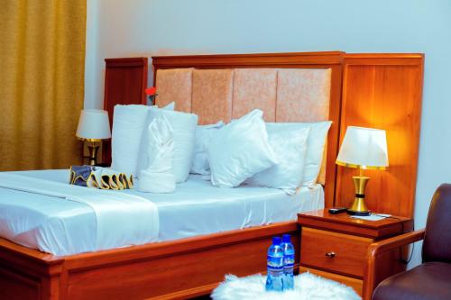 Ένα ή περισσότερα κρεβάτια σε δωμάτιο στο NILLA HOTEL Chunya