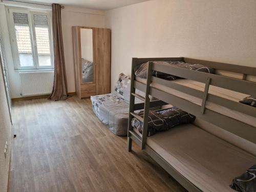 une chambre avec deux lits superposés et un miroir dans l'établissement Colmar Nest, à Colmar