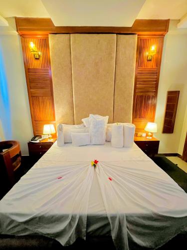 Ένα ή περισσότερα κρεβάτια σε δωμάτιο στο NILLA HOTEL Chunya