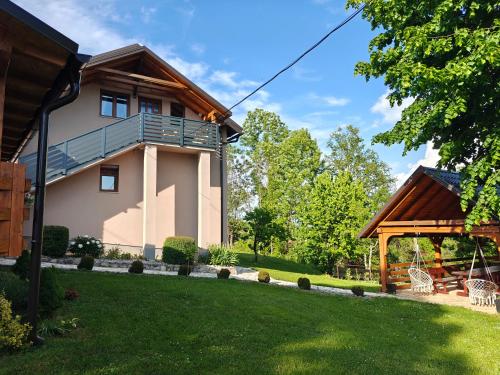 ein Haus mit Garten und Pavillon in der Unterkunft Apartment Sara in Rakovica