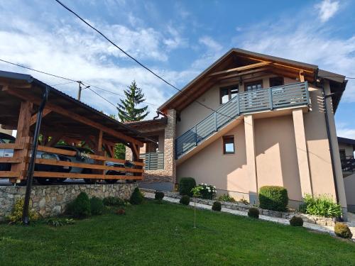 ein Haus mit einem Balkon an der Seite in der Unterkunft Apartment Sara in Rakovica