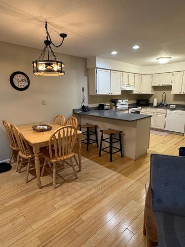 a kitchen and dining room with a table and chairs at Nordic Inn Condominium Resort in Lincoln