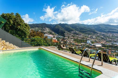 einen Pool mit Stadtblick in der Unterkunft Casa Barcelos View in Funchal