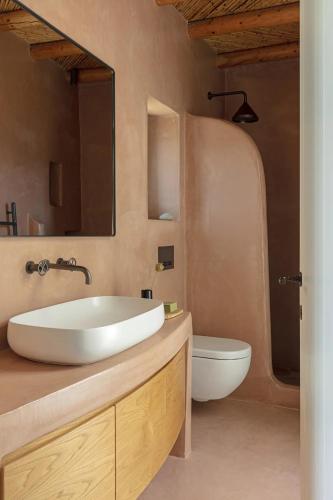 Ένα μπάνιο στο Xerolithi Cycladic Awarded Villa