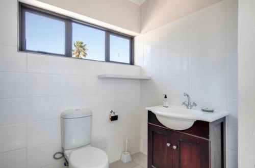 un baño con inodoro y lavabo en Spearhead on Lake Accommodation-5C, en Marina da Gama