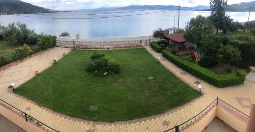 an aerial view of a park next to the water at Τηλεμαχος Apartments in Loutra Edipsou