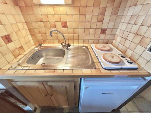 un comptoir de cuisine avec un évier et un évier dans l'établissement Studio Cabine, 4 Pers. - Balcon, Parking Privé, à 100m des Pistes et Commerces - FR-1-595-77, à Crest-Voland