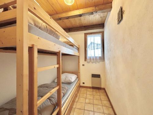 une chambre avec deux lits superposés dans une pièce dans l'établissement Studio Cabine, 4 Pers. - Balcon, Parking Privé, à 100m des Pistes et Commerces - FR-1-595-77, à Crest-Voland