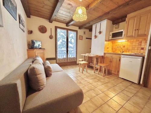 Studio Cabine, 4 Pers. - Balcon, Parking Privé, à 100m des Pistes et Commerces - FR-1-595-77