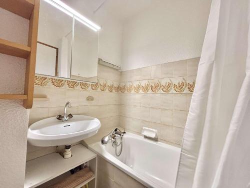 une salle de bain avec un lavabo et une baignoire et un lavabo dans l'établissement Studio confortable à Notre-Dame-de-Bellecombe avec parking et accès facile aux pistes - FR-1-595-35, à Notre-Dame-de-Bellecombe