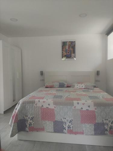 una camera da letto con un letto con una trapunta sopra di Retiro Maria Idalina ad Amarante