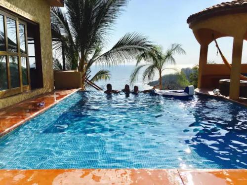 Casa Xcaanda, oceanfront with private poolの敷地内または近くにあるプール